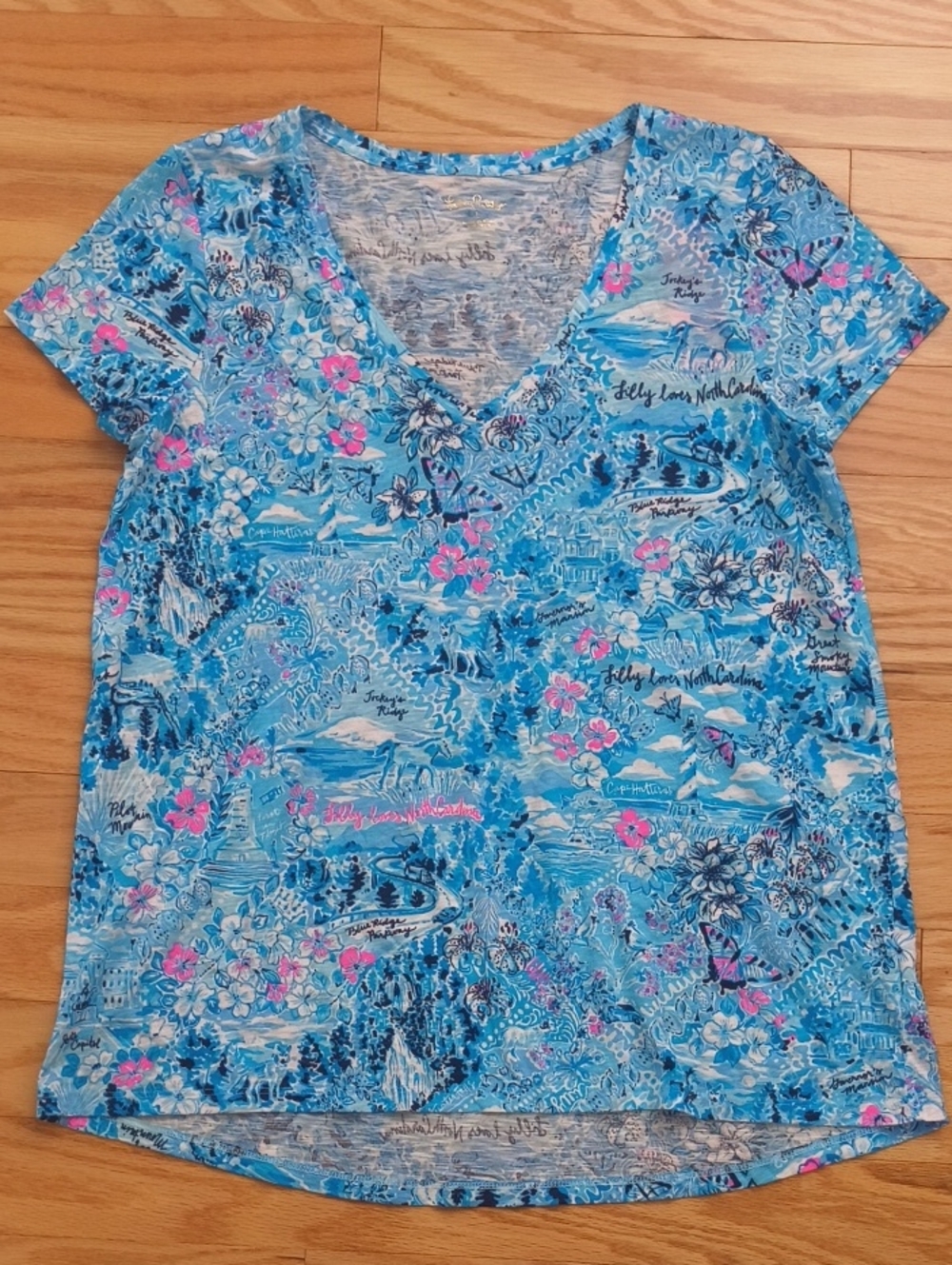 Lilly Pulitzer Etta V-Neck Tee North Carolina Size L NWT